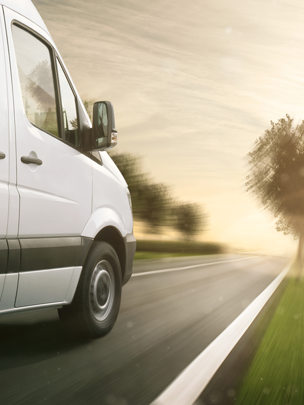 weißer Sprinter auf Landstrasse